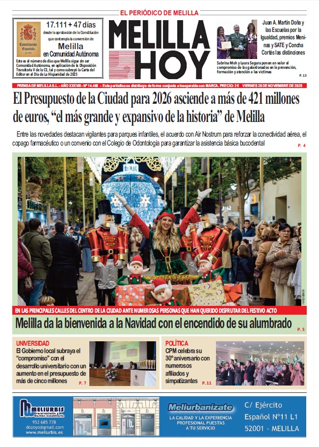 Celebración de la Navidad en Melilla con luces y personajes festivos.